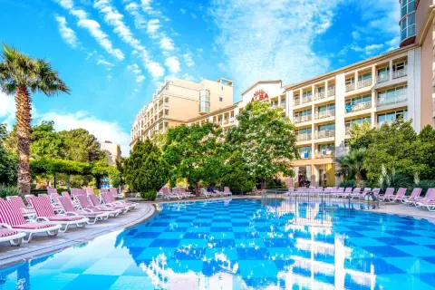 Basen i leżaki przy hotelu Alba w Bułgarii. Słoneczny dzień, błękitne niebo i palmy tworzą wakacyjny klimat.