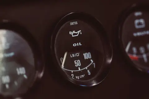 Oljetrycksmätare visar att man kan blanda motorolja. Nålen pekar mot 50.