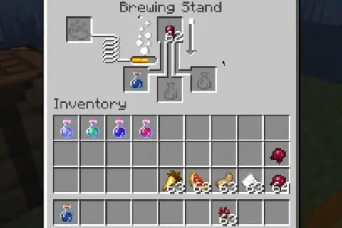 W ekwipunku gracza Minecraft widać sfermentowane oko pająka, gotowe do użycia w stojaku alchemicznym.