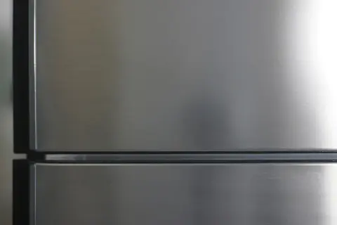 Szara, szczotkowana stalowa powierzchnia lodówki Gorenje. To znana firma produkująca sprzęt AGD.