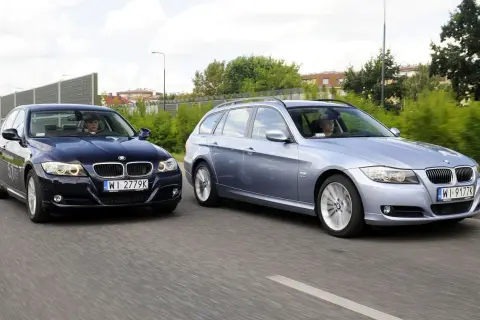 Dwa BMW E90 2.0 benzyna jadące obok siebie. Jeden to ciemny sedan, drugi to jasny kombi.