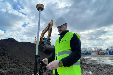Fullcap vs Snapback: Jak wybrać? Poznaj kluczowe różnice!