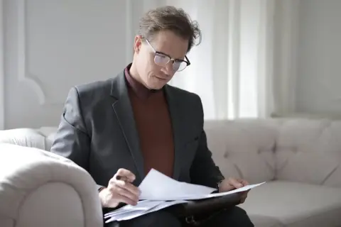 Kiedy pozwany otrzymuje odpis pozwu? Sprawdź kluczowe terminy i proces