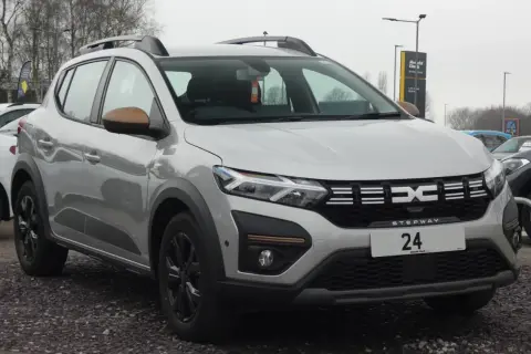 Dacia Sandero Stepway argentée, prête pour l'aventure. Son moteur fiable est parfait pour explorer de nouveaux horizons.