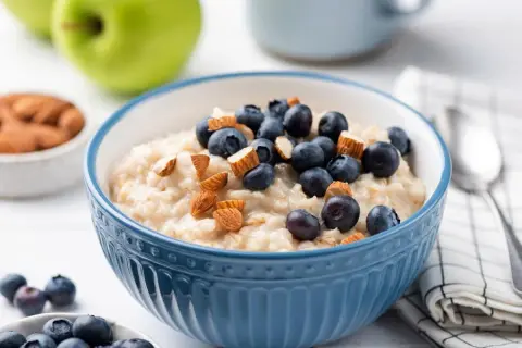 Gesunde Haferflocken mit Blaubeeren und Mandeln. Dieses Frühstück ist reich an Ballaststoffen und hat haferflocken proteine für einen energiegeladenen Start.