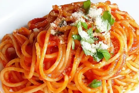 Sos do spaghetti z passaty: prosty przepis i triki szefa kuchni
