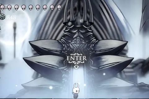 Mały rycerz stoi przed monumentalną bramą w White Palace Hollow Knight.
