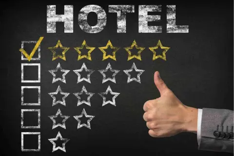 Ocena hotelu: zaznaczony znacznikiem pierwszy kwadrat i dwie złote gwiazdki. Kciuk w górę.