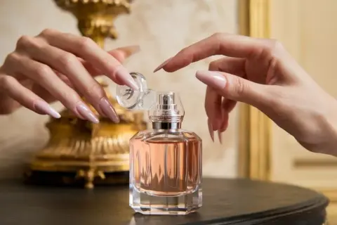 Jak otworzyć perfumy bez uszkodzenia butelki – proste metody i porady