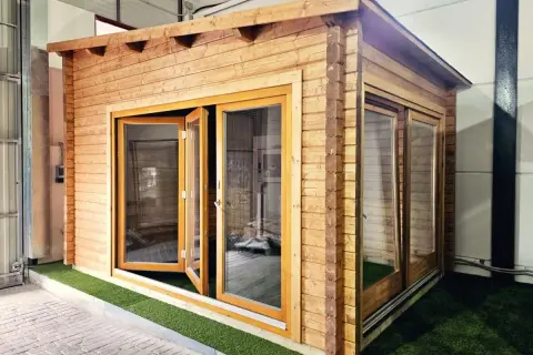 Caseta de madera con puertas y ventanas de cristal. Ideal para aprender como hacer una caseta de panel sandwich.