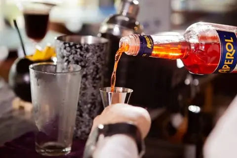 Ile bierze barman na weselu? Sprawdź, co wpływa na ceny usług
