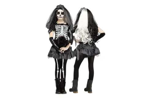 Dwie dziewczynki w strojach szkieletów, jedna z welonem i bukietem, druga z dwukolorową peruką. Idealne na Halloween.