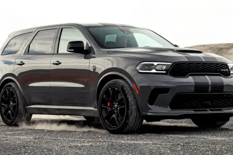 Szary Dodge Durango z czarnymi pasami, na tle pustkowia. Sprawdź jego imponujące dodge durango wymiary!