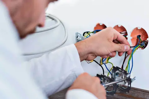 Ile kosztuje położenie elektryki w domu? Sprawdź, co wpływa na ceny