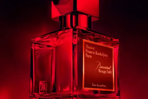 Luksusowy flakon Baccarat Rouge 540 Extrait, skąpany w intensywnej czerwieni, emanuje elegancją i wyrafinowaniem.