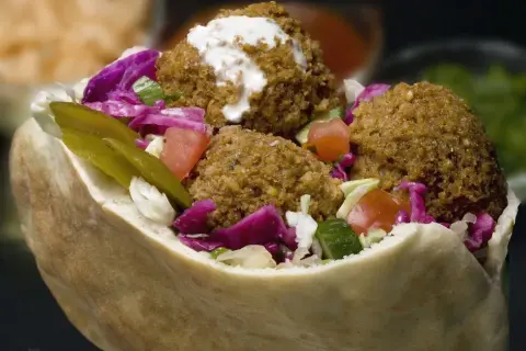 Kebab z falafelem: kalorie i zdrowe wybory. Czy jest dietetyczny?