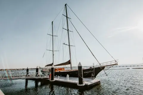 La nave "Süreyya V" ormeggia, un nome che evoca storie di grandi nomi di barche famose.