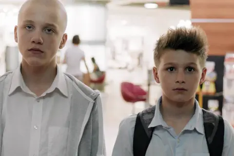 Gdzie obejrzeć film Plac zabaw online w Polsce i uniknąć pomyłek