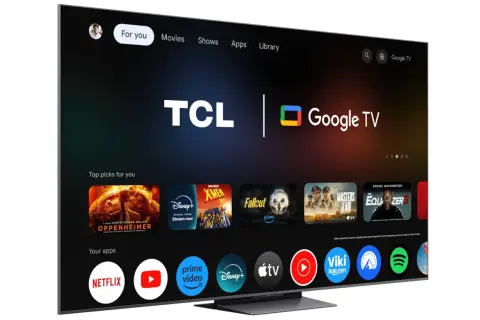 Nowoczesny telewizor TCL z systemem Google TV, prezentujący interfejs z polecanymi filmami i aplikacjami. TCL to znana marka elektroniki.