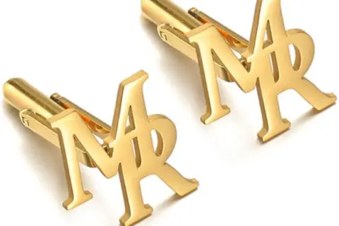 Gemelos dorados con iniciales "MR". Un toque de elegancia para tu atuendo.