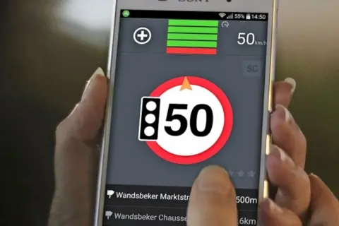 Ein handy blitzer zeigt 50 km/h an. Die App warnt vor Geschwindigkeitsbegrenzungen und zeigt die nächste Straße an.