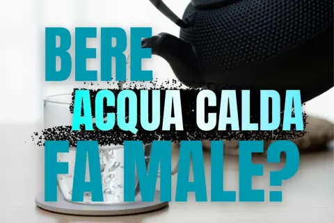 Acqua calda versata da una teiera in un bicchiere. La scritta "Bere acqua calda fa male?" suggerisce un dubbio sulla salute.