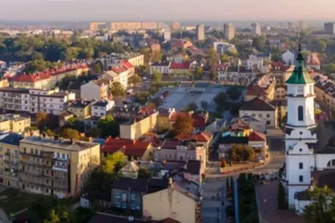 Ile ludzi mieszka w Ostrowcu Świętokrzyskim? Zaskakujące dane demograficzne