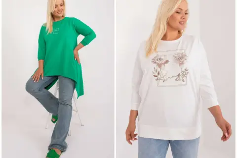Dwie modelki plus size w bluzkach: zielonej asymetrycznej i białej z kwiatowym motywem.