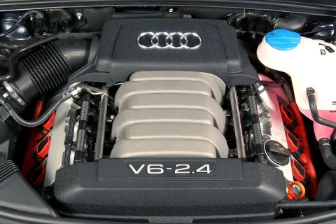 Silnik V6 2.4 z Audi A6 C6, gotowy do pracy.