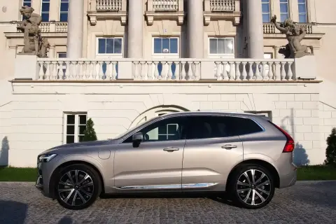 Elegancki Volvo XC60 T5 na tle zabytkowego pałacu. Ciekawi Cię jego spalanie?