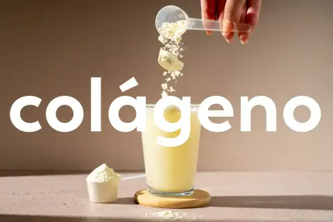 Colágeno en polvo se vierte en un vaso con líquido. Descubre para qué sirve el colágeno y cómo puede beneficiar tu piel y articulaciones.