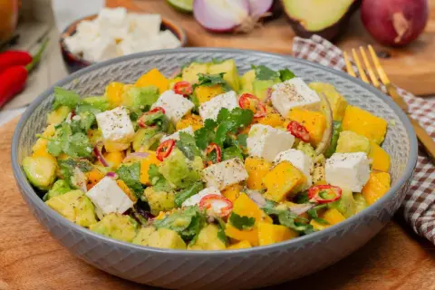 Bunter Feta Salat mit Mango, Avocado, Koriander und Chili. Perfekt für einen leichten Genuss.