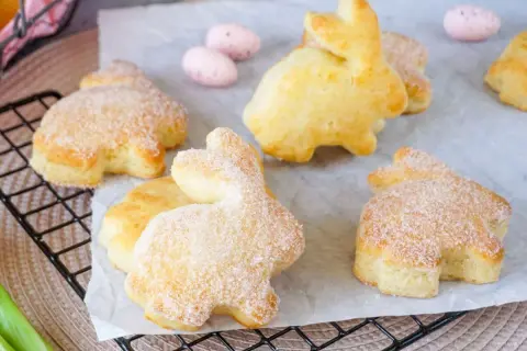 Leckere Quarkhasen, die nach einem einfachen Rezept zubereitet wurden. Perfekt für Ostern!