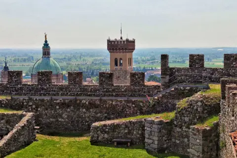 Rocche medievali a Lonato sul Garda, con una torre imponente e una cupola verde sullo sfondo.