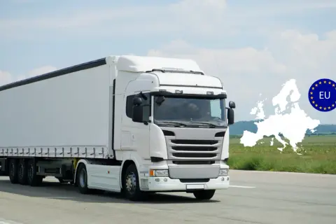 Un camion blanc, d'une hauteur d'un poid lourd, roule sur une route. L'Europe et le drapeau de l'UE sont superposés en arrière-plan.