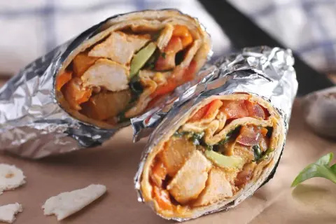 Två saftiga wraps med kyckling, avokado och grönsaker, perfekt för en paus på wärdshuset Klarälvdalen.