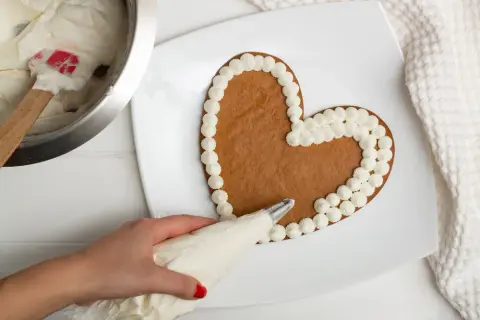 Ciasto serce bez formy? Przepisy, triki i dekoracje krok po kroku