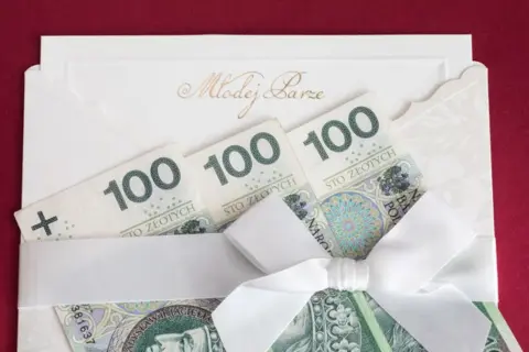 Ile pieniędzy na ślub chrześniaka? Odpowiednia kwota na prezent