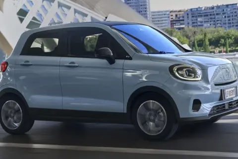 Jasnoniebieski Leapmotor T03 EV w ruchu miejskim. Sprawdź atrakcyjną leapmotor t03 cena!