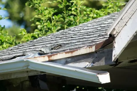Czym skleić pękniętą dachówkę? Skuteczne metody naprawy i porady