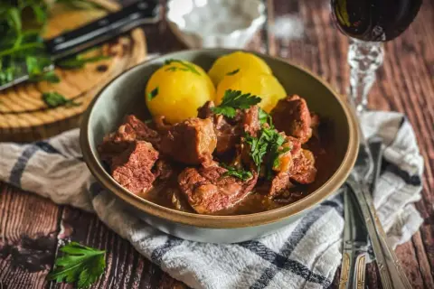 Herzhaftes Kalbsgulasch mit Kartoffeln, ein köstliches Rezept für gemütliche Abende.