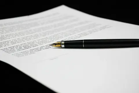Czarny długopis na dokumencie. Zastanawiasz się, ile kosztuje umowa przedwstępna u notariusza?