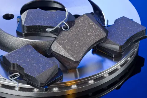 Ensemble de plaquettes de frein neuves sur un disque de frein, prêtes à assurer une longue durée de vie plaquette de frein.