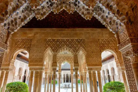 Detalles intrincados de la Alhambra, un lugar que te hará preguntar cuanto se tarda en visitar la Alhambra para admirar tanta belleza.