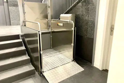 Piattaforma elevatrice Vimec installata su una scala interna. Le recensioni confermano la sua utilità per l'accessibilità.