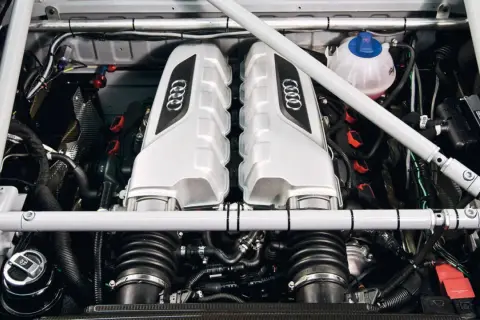 Silnik Audi V10 z klatką bezpieczeństwa. Zastanawiasz się, jak przeliczyć kw na km? To moc, która napędza ten potwór.