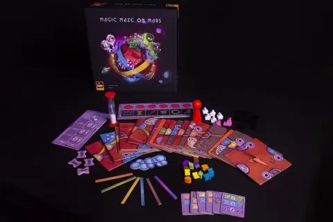 Gra planszowa Magic Maze on Mars, z elementami do gry, klepsydrą i kartami. Wiek graczy: 8+.