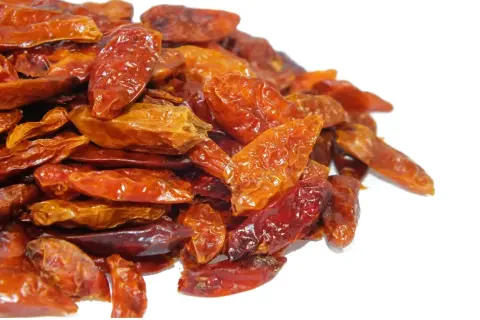 Suszone papryczki peperoncino, idealne do dodania ostrości potrawom.