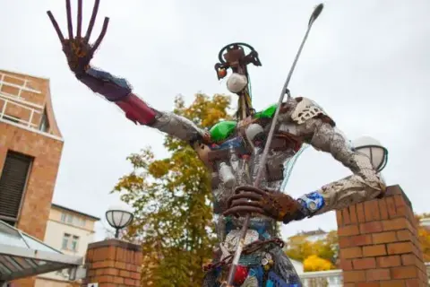 Müllkunst: Verwandle Abfall in faszinierende Skulpturen