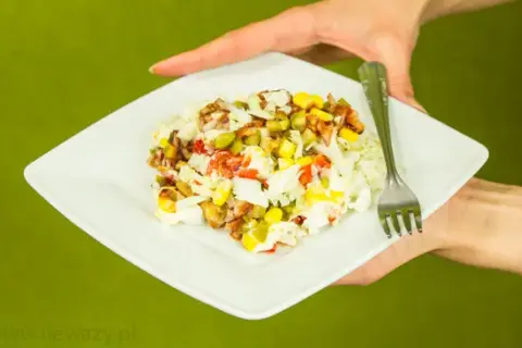 Sałatka gyros: Ile kalorii? Odchudź ją bez utraty smaku!